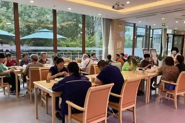 当地产商成为养老服务商：他们不再只造房子，开始造“家